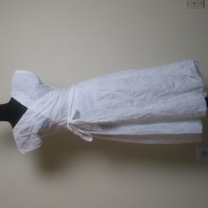 Crisp white midi wrap dress with great details and raw edges size small.